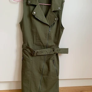 Klänning  - Jag köpte den från H&M men fick aldrig chans att ta på mig därför vill sälja den och vill inte spara längre 