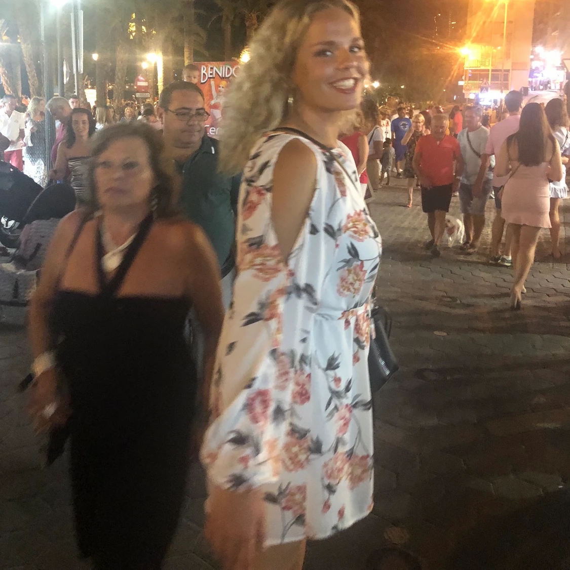 Vit blommig klänning