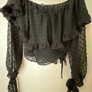 Nelly blus storlek 34 - Fin svart blus ifrån Nelly i storlek 34! Använd ett fåtal gånger och är i fint skick. Köparen står för frakten. 