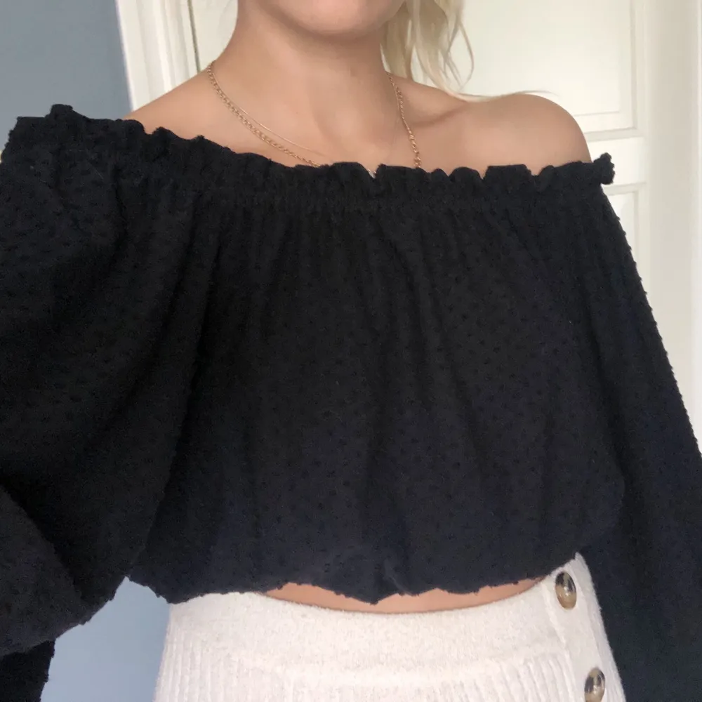 Långärmad off shoulder-topp från H&M, storlek xs men något stor i storleken. Elastisk i midjan och upptill! Jag gillar att använda den croppad och viker ofta in den i midjan som på bilden, men kan även användas nedvikt! 🤎 . Toppar.