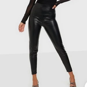 Fejkläderbyxor från Nelly - Byxor i fejkläder från Nelly.