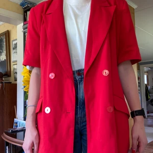 Dubbelknäppt röd blazer - Secondhandfyndad dubbelknäppt röd blazer från märket Zeki london. Storlek 14 eller M-L. 