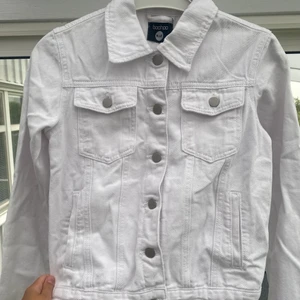 Vit jeansjacka - Vit jeansjacka som är helt oanvänd med lapparna kvar! är flera intresserade blir det budgivning💕