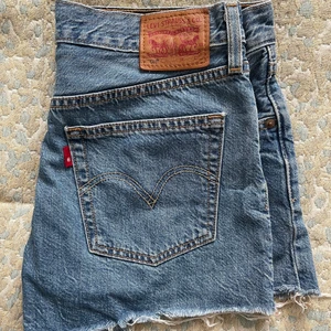 Levis 501 - Säljer dessa blå Levis shorts, använda men i bra skick. Köparen står för frakten. 