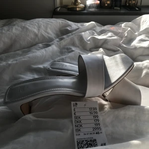 Sandaletter - Vita sandaletter som är oanvända. Köpte ett par andra och glömde lämna tillbaka dessa, därför säljer jag dem.