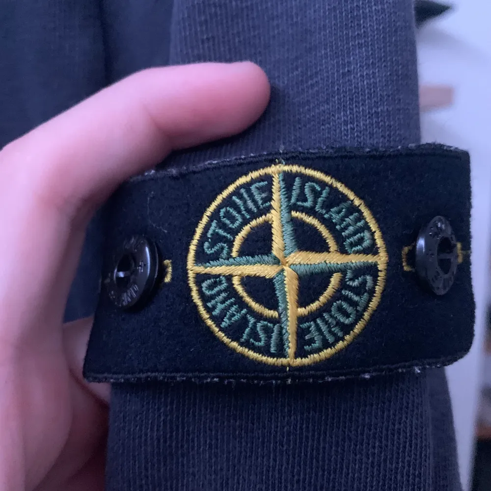 Säljer nu mina två stone island tröjor då jag tröttnat lite på dom. Den till höger är blå och köpte den för 950kr på Plick, den till vänster är köpt på NK i Göteborg för 1300kr. Inga hål eller fläckar men kan tvätta innan jag skickar dom. Säljer båda samtidigt för ett rimligt pris, kan gå ner i pris om det blir snabb affär. Jag är 175 och båda passar mig bra.. Tröjor & Koftor.