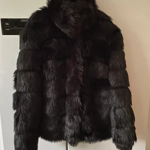 Svart pälsjacka - fejkpäls - Jättesnyggt pälsjacka säljes. Endast använd 2ggr! 😊 priset är utan frakt. 