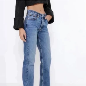 Zara midrise jeans - Säljer dessa zara mid Rise jeans för att den har blivit för små. (Lånade bilder) skriv privat för egna.