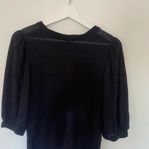 Topp - Mönstrad topp från kappahl i strl S. Endast provad.  Köparen står för frakten om du inte kan mötas upp (endast i Falköping).                                                                                 Om du kombinerar med fler av mina plagg tar jag endast en frakt avgift. Köparen ska även betala innan plagget skickas med ett bevis från swish. 