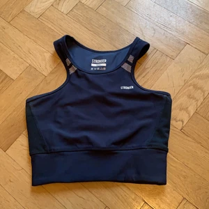 Stronger träningstopp  - Träningstopp från stronger, mörkblå. Nyskick - endast använd 2-3 gånger innan jag fick acceptera att den är lite trång på mig 😅 
