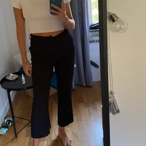 Svarta kostymbyxor - Svarta kostymbyxor från Gina i perfekt skick. Sälgs pga att de inte kommer till användning. Lite utsvängda och rätt så bekväma! 