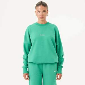 Helt ny grön crewneck sweatshirt från Nicki Studios i storlek S, hur snygg som helst! (Limited edition collection) Säljer pga ångrat köp, men lapp kvar och allt! Köpt för 1075 kr, säljer för 900kr! Köparen står för frakt ❤️💚