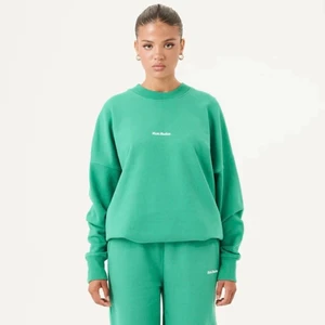 Nicki Studios Sweatshirt - Helt ny grön crewneck sweatshirt från Nicki Studios i storlek S, hur snygg som helst! (Limited edition collection) Säljer pga ångrat köp, men lapp kvar och allt! Köpt för 1075 kr, säljer för 900kr! Köparen står för frakt ❤️💚