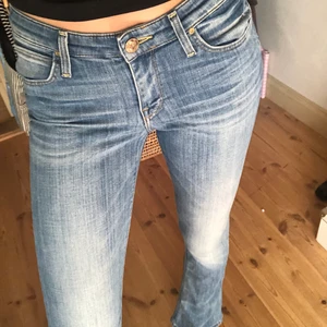 90-tal lee jeans  - Lee jeans från 90-talet i bootcut som tyvärr är för korta på mig. Byxorna är i mycket bra skick. Storlek W28 L33