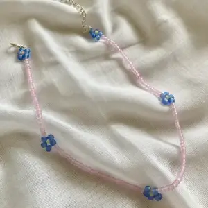 säljer detta fina halsband med blåa blommor 🌺  jätte fint att matcha med andra halsband också ✨ 