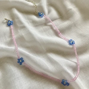 Daisy necklace 🌸 - säljer detta fina halsband med blåa blommor 🌺  jätte fint att matcha med andra halsband också ✨ 
