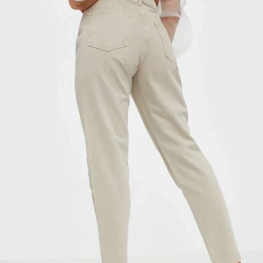 Beige jeans från Gina tricot i modellen dagny mom jeans. Använda 1 gång och är i nyskick. Nypris 499. Jeans & Byxor.