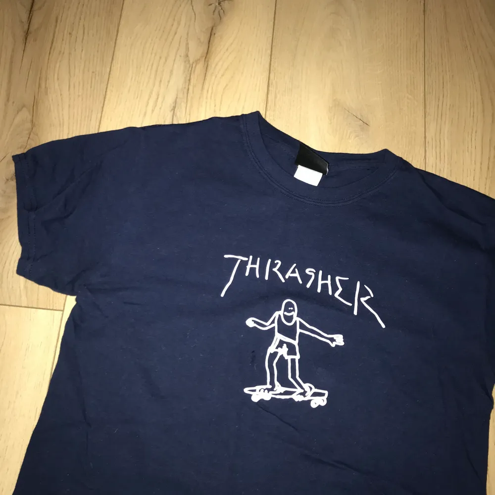 Säljer min Thrasher gonz t-shirt pga den aldrig används längre🥲 hoppas någon annan kan få användning av den för den är jättesnygg! Frakt ingår i priset🧡. T-shirts.