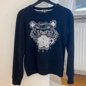 Kenzo tjocktröja - Kenzo tröja, tjocktröja, kofta. Storlek S, passar även M. Svart och silvrig. Fint skick. Nypris ca 2000