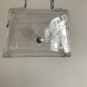 genomskinlig väska - Säljer denna jättesöta mini väskan som är genomskinlig!😩🤍 Aldrig använd så den är i bra skick! Buda på🤍🤍🤍