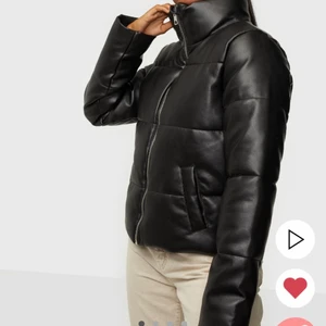Jacka - Säljer denna snygga höst/vinterjackan från jacqueline de Young. Köpt förra vintern för 570kr. Som i nytt skick då den endast är använd 5 gånger Max. I storlek L men passar även en m/s🤍 skriv för egna bilder vid snabbaffär bjuder jag på gratis spårbar frakt
