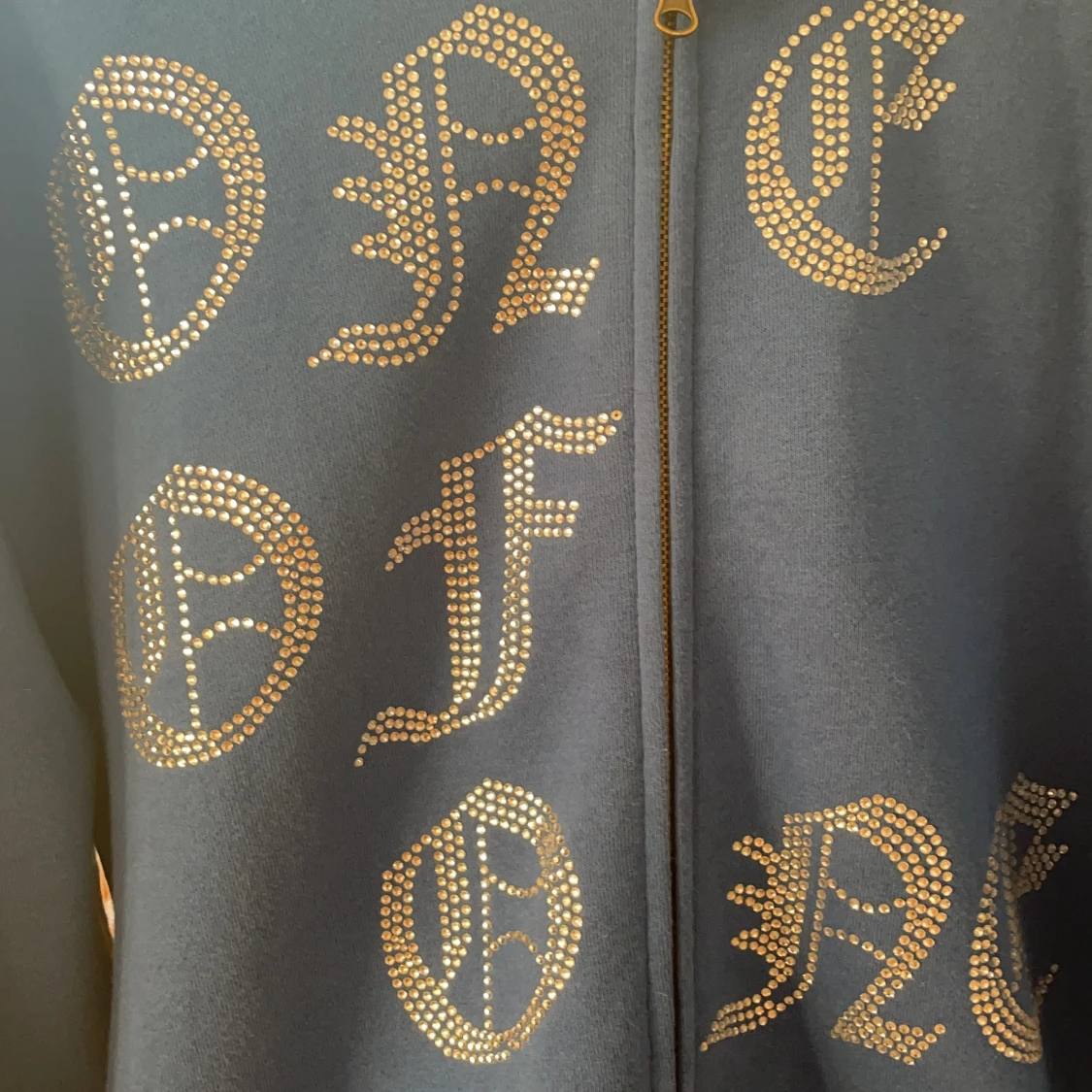 One of one hoodie storlek M - 91