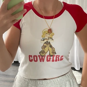 Cowgirl-tröja - Säljer denna söta tröjan som påminner om den från Brandy Melville! Är knappt använd av mig, köpt second hand. Är lite urtvättad men ser fortfarande väldigt fin ut! Köparen betalar för frakten och katt finns i hem 💕 (Står ej storlek men passar mig som har S)