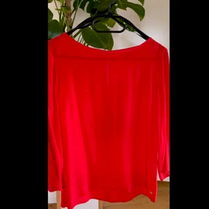 Tommy Hilfiger blus - Röd Tommy Hilfiger blus med gulddetalj vid nacken. Använd typ 3 gånger