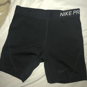 Nike pro shorts - Nike pro shorts i stl XL som tyvärr blivit för små:/