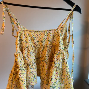 Blus! - Söt blus med volanger. Nästan aldrig använd.