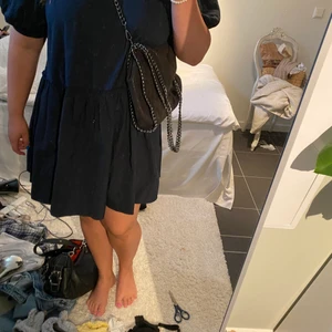 Liknande Stella Mccartney  - Säljer min Stella McCartney falabella liknande väska. Det är alltså ingen äkta Stella McCartney. Köparen står för frakt. Buda från 250kr. Kommer inte sälja om jag inte är nöjd med pris.  Bud just nu: 400