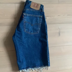Vintage jeans shorts  - Längre shorts från levis köpta på vintage, går nästan till knäna på mig . 150kr 