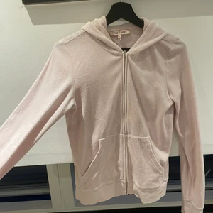 Juicy couture kofta  - Jätte fin kofta ifrån juicy couture! Äkta men köpt för länge sedan och lite sliten i materialet, dock är detta inget som syns! St m