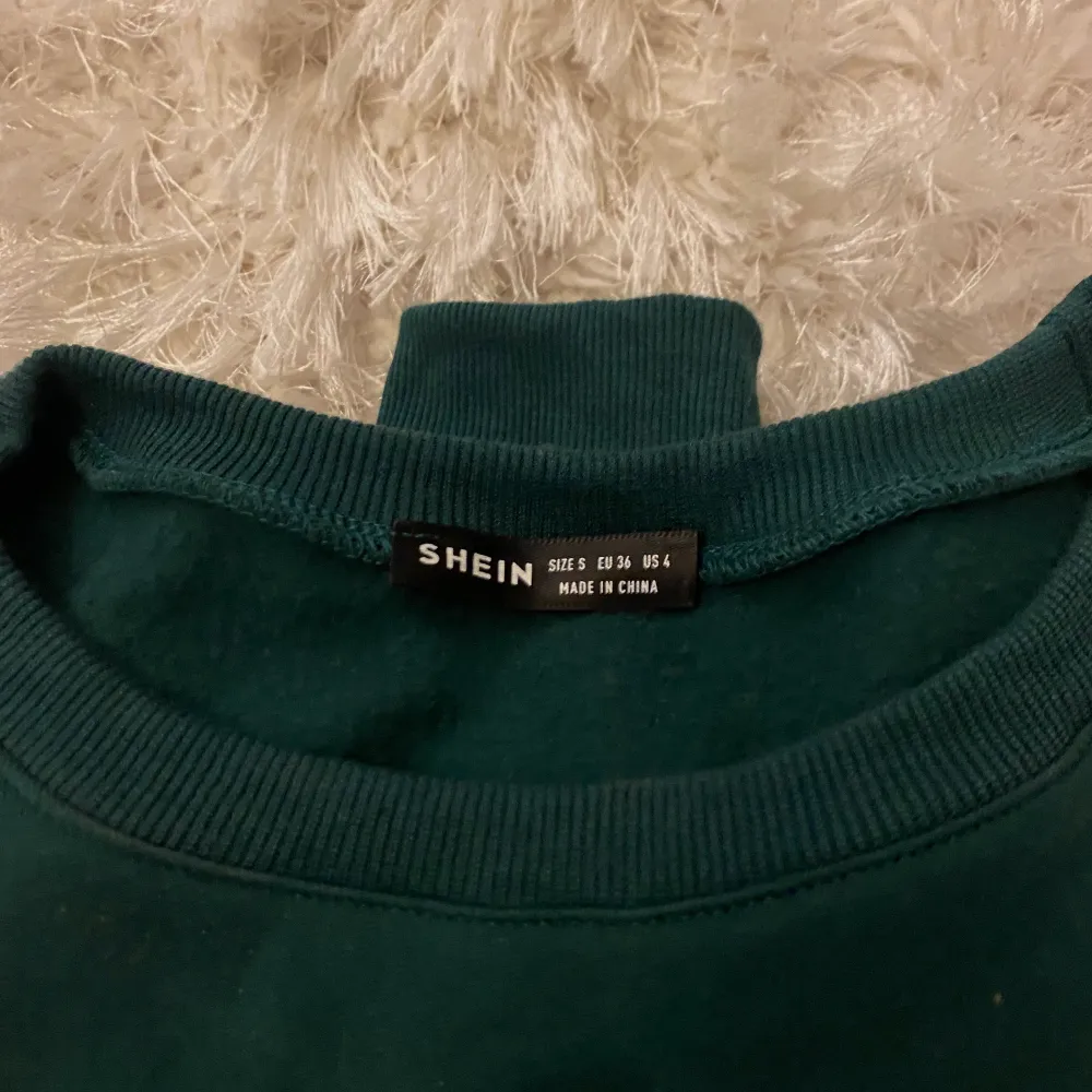 Fin Sweatshirt från shein som är använd några fåtal gånger och är som nyskick🤍 den är storlek S men passar på personer från XS/M. Den passar till nästan allt och är en fin färg. Köptes för 129kr men säljer nu för 40kr + frakt . Tröjor & Koftor.