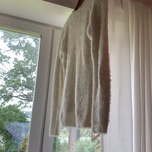 Vit jättemjuk tröja - Vit långärmad och jättemysig tröja med 20%ull i storlek S/M. 