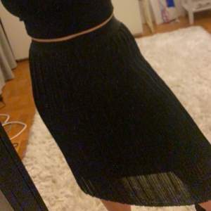 Jättefin ”volang” kjol från Lindex i storlek 146-152🤍 men den skulle nog passa någon som har storlek XXS vanligtvis Använd ca 1 gång och är som nyskick 💘 Köptes för 299kr men säljer nu för 70kr + frakt 🤍🤍🤍🤍