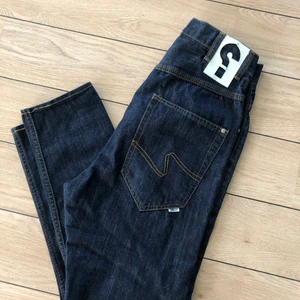 Jeans Sweet Skateboards 26 tum - Skitsnygga jeans från Sweet Skateboards. Storlek 26 tum. Kapade på längden till mig som är 158 cm lång. Baggy i grenen och tightare ben. Ge mig ett bud.