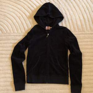 Superfin svart hoodie från Juicy Couture köpt i LA. Knappt använd då jag gått upp i vikt o ej kan ha small längre😌 säljer den nu till ny ägare så den kommer till användning! 