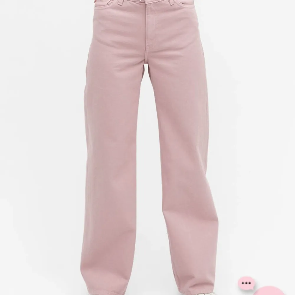 Jeans i modellen Yoko från Monki i färgen light pink. Storlek 24. ANVÄNDA EN GÅNG, köparen står för frakt. Jeans & Byxor.