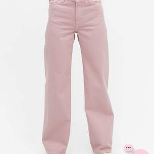 Jeans i modellen Yoko från Monki i färgen light pink. Storlek 24. ANVÄNDA EN GÅNG, köparen står för frakt