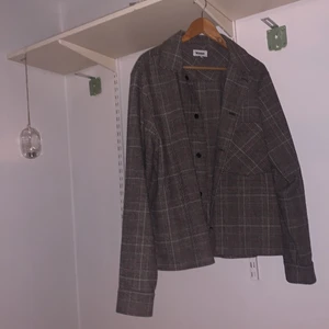 Skjort jacka/ Vår jacka - En schysst jacka i tunnt material i en boxig passform 