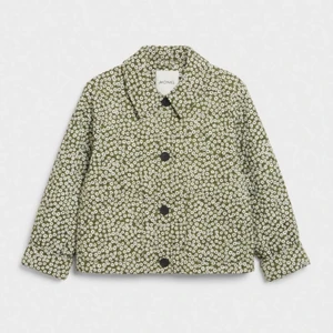 Slutsåld grön Monki jacka - Den här jackan är såå fin och mysig, men när jag fick hem den insåg jag att jag nog hade behövt en storlek mindre eftersom den är rätt oversize. Jackan passade bättre på min vän som vanligtvis använder storlek M-L. Köp den och gå runt och var gullig i den i höst! Perfekt höstjacka som verkar vara slutsåld nu på Monki.