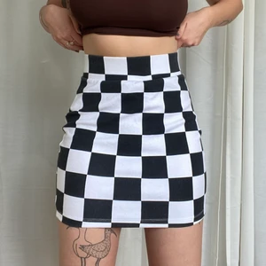 Schackrutig kjol  - Schackrutig kjol i superstretchigt material från Carlings, strl M🖤🤍🖤 