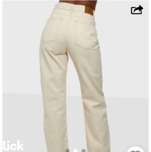 Jeans  - Säljer ett par jätte snygga jeans från Nelly, inte använda mycket alls använda 3-4 gånger. Storlek 36 passar mindre och större beroende hur man vill att dom ska sitta. FRAKT 66 kr ❤️👌🏼 jag är 162 och dom är långa på mig. 😍❤️‍🔥