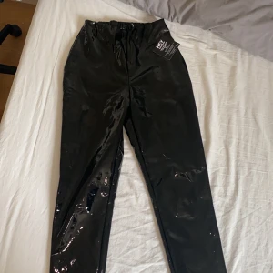 Lackbyxor - Svarta lackbyxor med prislappen kvar på. Resor i midjan. 