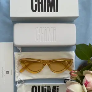 Oanvända Chimi Eyewear solglasögon i färgen Mango 006💛Pris kan diskuteras💛Köparen står för frakt💛Nypris 999kr💛Asken, etuiet, dustbagen och visitkortet skickas såklart med💛PERFEKT som present till dig själv-eller varför inte till någon annan man gillar lite extra💛
