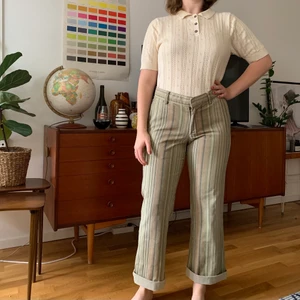 Vit stickad topp - Söt vit ”stickad” topp ifrån Monki. Aldrig använd!