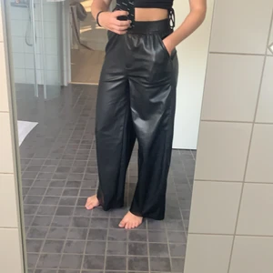 Skinnbyxor  - Vida, lång (är 174) skinnbyxor i bra skick. Säljer pga inte kommit till användning💞