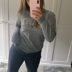 Grå Gant Tröja  - Så fin basic tröja från gant med tryck därfram. Perfekt för hösten då den inte är varken för tjock eller för tunn. Helt oanvänd men kunde inte lämna tillbaka då det var för sent. Köpt för 800. Pris kan diskuteras. 