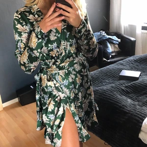 Blommig klänning - Superfin blommig klänning från Vila, endast använd en gång🌼🌸💚